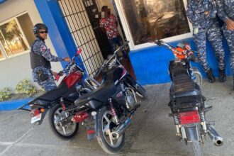 Policía ocupa armas ilegales, recupera motocicletas robadas y ejecuta arrestos en Santo Domingo Norte