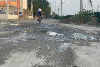 Comunitarios marchan en Santiago para exigir arreglo de calles; denuncian seis meses de trabajos sin avances