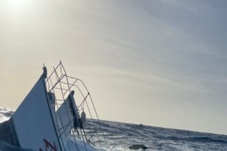 Armada Dominicana rescata a dos personas tras naufragio de la embarcación proveniente de Islas Turcas y Caicos