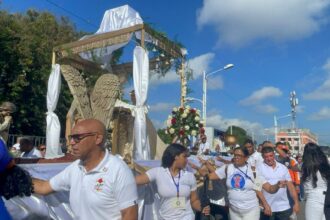 Miles de católicos claman por paz, unidad y esperanza durante multitudinaria celebración de Corpus Christi en Santiago