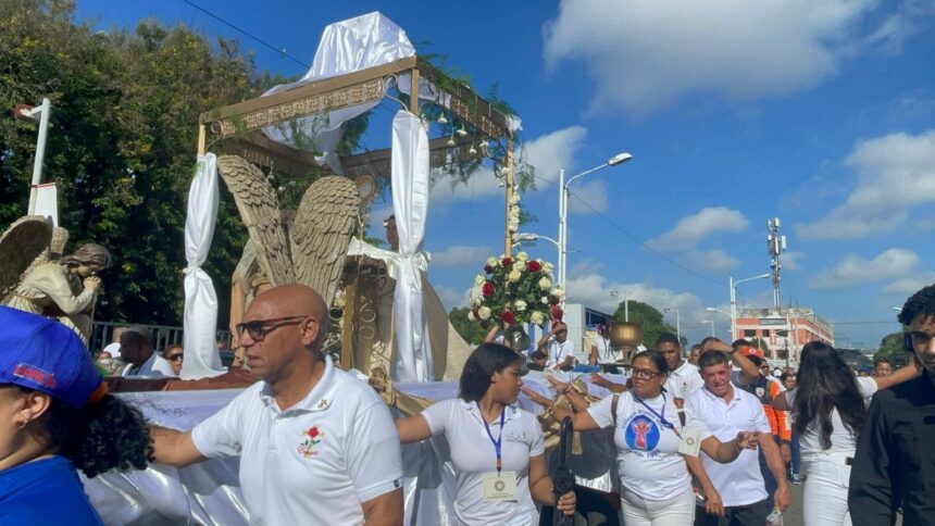 Miles de católicos claman por paz, unidad y esperanza durante multitudinaria celebración de Corpus Christi en Santiago