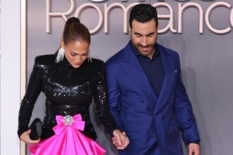Se intensifican los rumores de noviazgo entre JLo y su compañero en la nueva película “Office Romance”