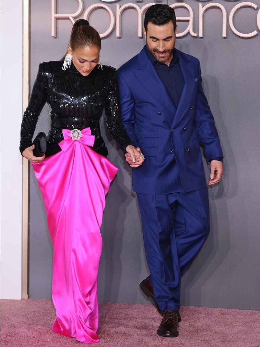 Se intensifican los rumores de noviazgo entre JLo y su compañero en la nueva película “Office Romance”