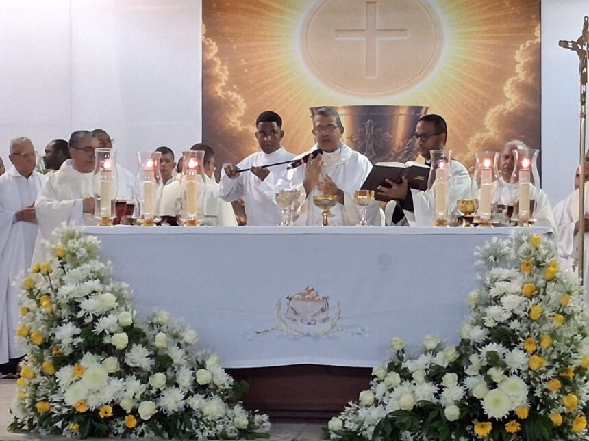 Cientos de fieles se congregan en celebración de Corpus Christi encabezada por monseñor Carlos Tomás Morel Diplán