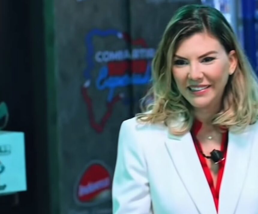 Laura de la Nuez llegó a dar clases de etiqueta y protocolo a los participantes de Planeta Alofoke