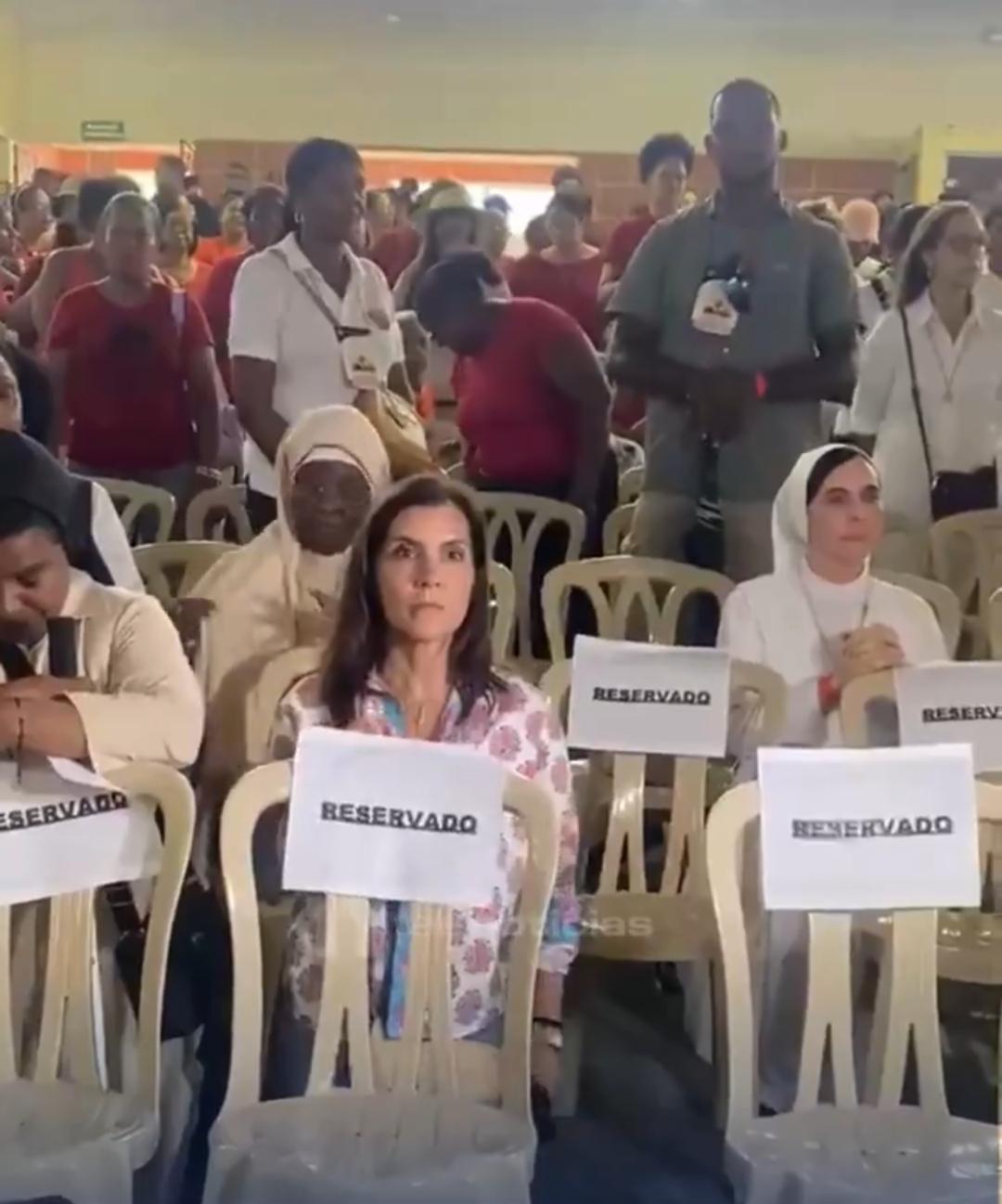 Embajadora de Estados Unidos participa en multitudinaria celebración de Corpus Christi en Santo Domingo