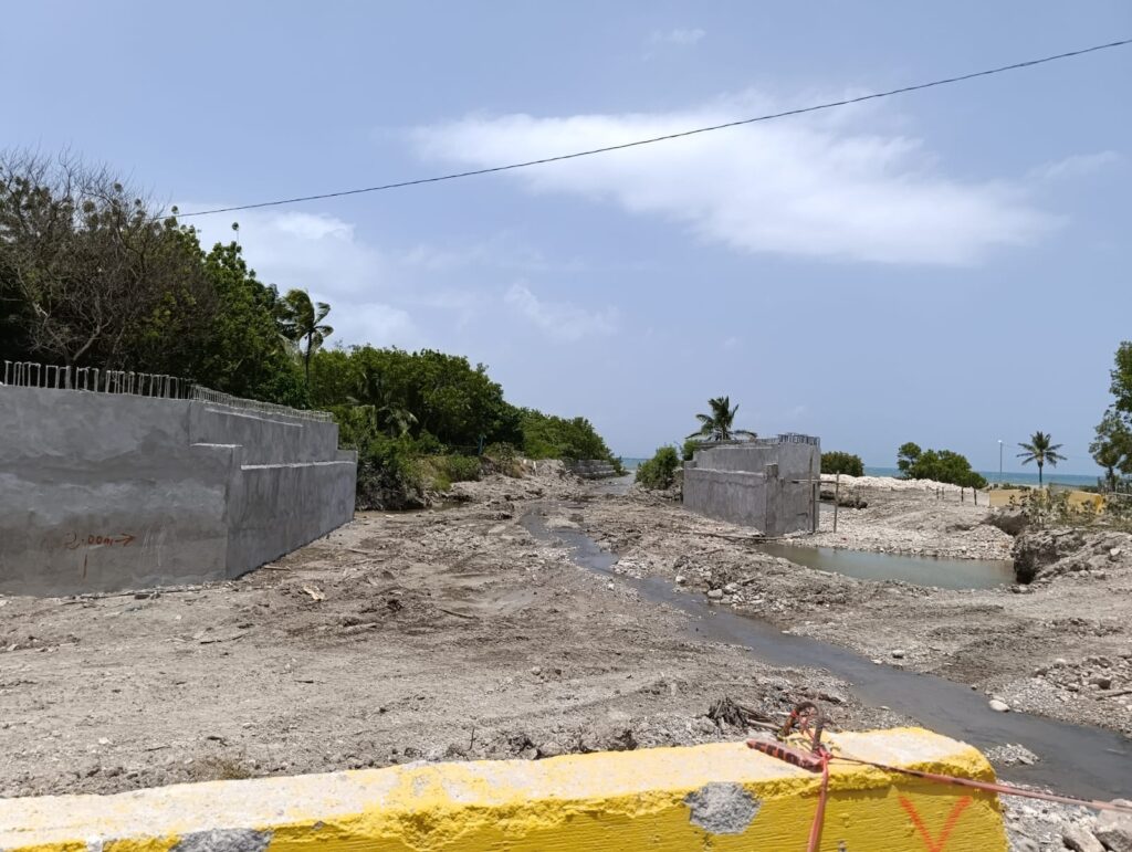 Construcción de puente hacia Playa Monte Río impulsa desarrollo turístico y económico de Azua
