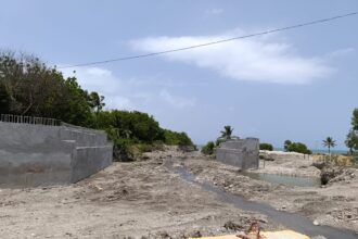 Construcción de puente hacia Playa Monte Río impulsa desarrollo turístico y económico de Azua