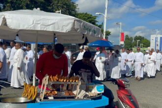 Corpus Christi congrega a miles de fieles y dispara las ventas de comerciantes informales en Santiago