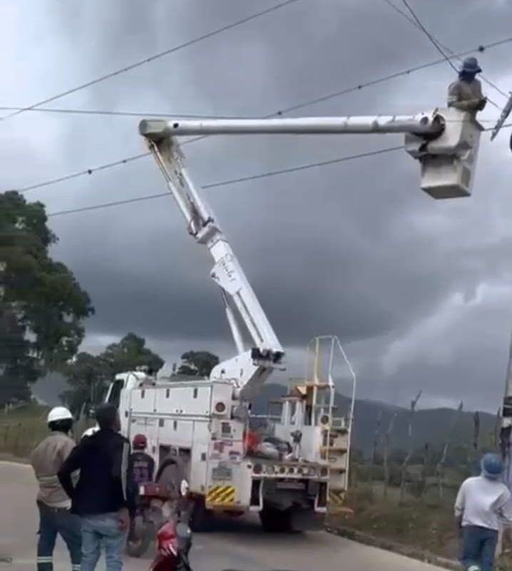 Inician instalación de nuevas luminarias en comunidades de Las Lagunas, Azua
