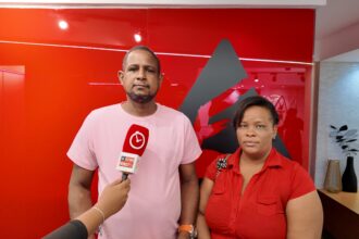 Mujer denuncia persecución y agresiones por parte de un vecino en Santo Domingo Norte