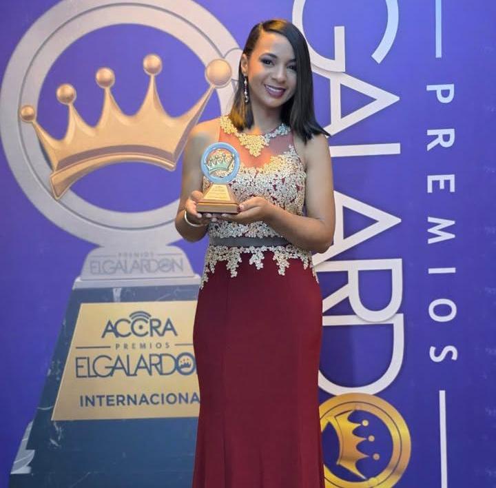 Mery Plasencio gana como Locutora del Año en los Premios El Galardón