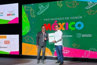 Fahd Jacobo recibe en Bogotá reconocimiento internacional por sus aportes a la transformación digital