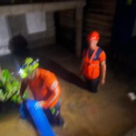 Vehículos quedan sumergidos y decenas de viviendas se inundan tras intensos aguaceros en Santiago