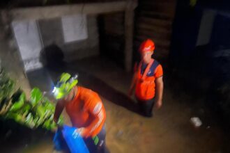 Vehículos quedan sumergidos y decenas de viviendas se inundan tras intensos aguaceros en Santiago