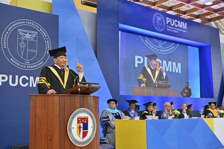 Aguilera a graduados de la PUCMM: “La inteligencia sin ética es peligrosa”