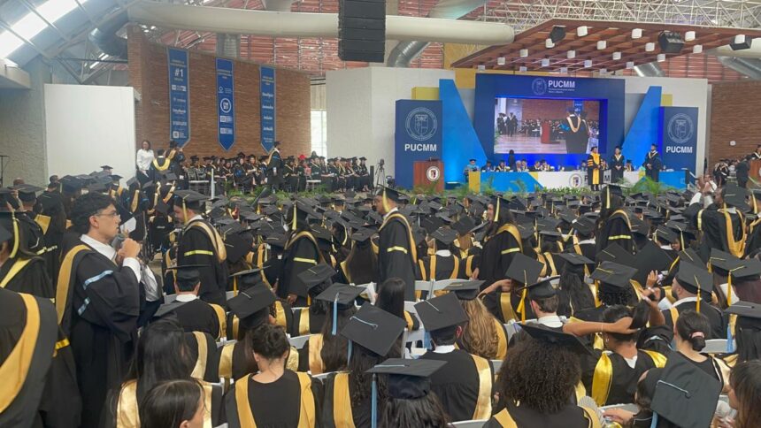 PUCMM gradúa a 1,149 profesionales y les insta a defender la dignidad humana en la era de la inteligencia artificial