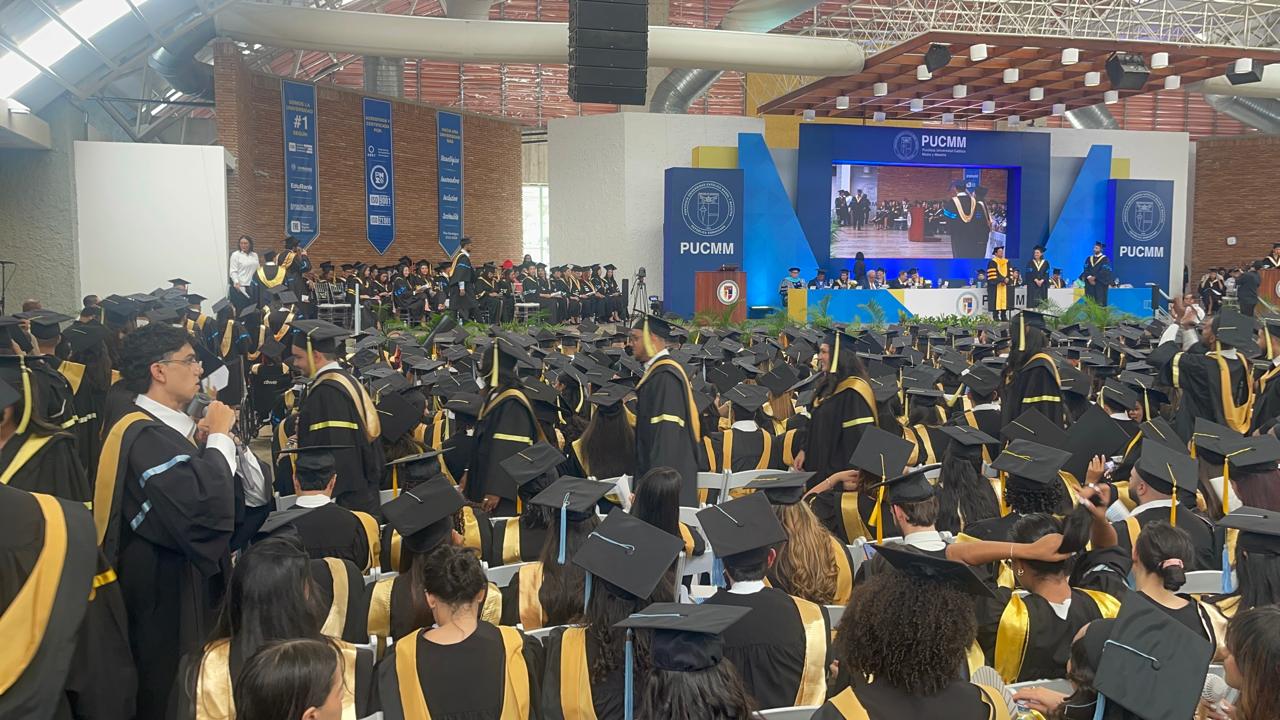 PUCMM gradúa a 1,149 profesionales y les insta a defender la dignidad humana en la era de la inteligencia artificial