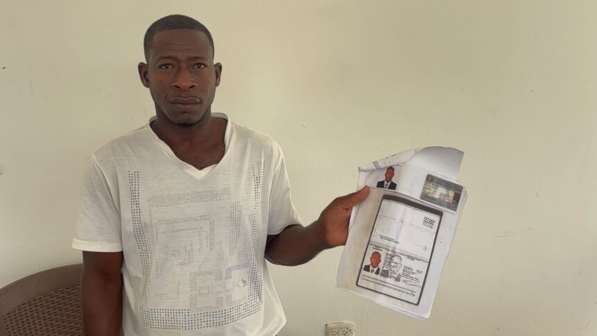 Joven haitiano denuncia pérdida de documentos tras detención por Migración