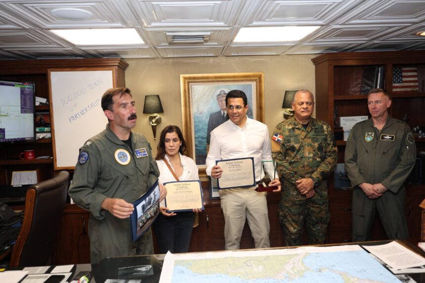 Ministro Collado y embajadora Leah Campos visitan el portaaviones USS Nimitz