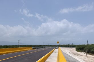 Nueva carretera y puente mejoran acceso a Playa Tortuguero en Azua