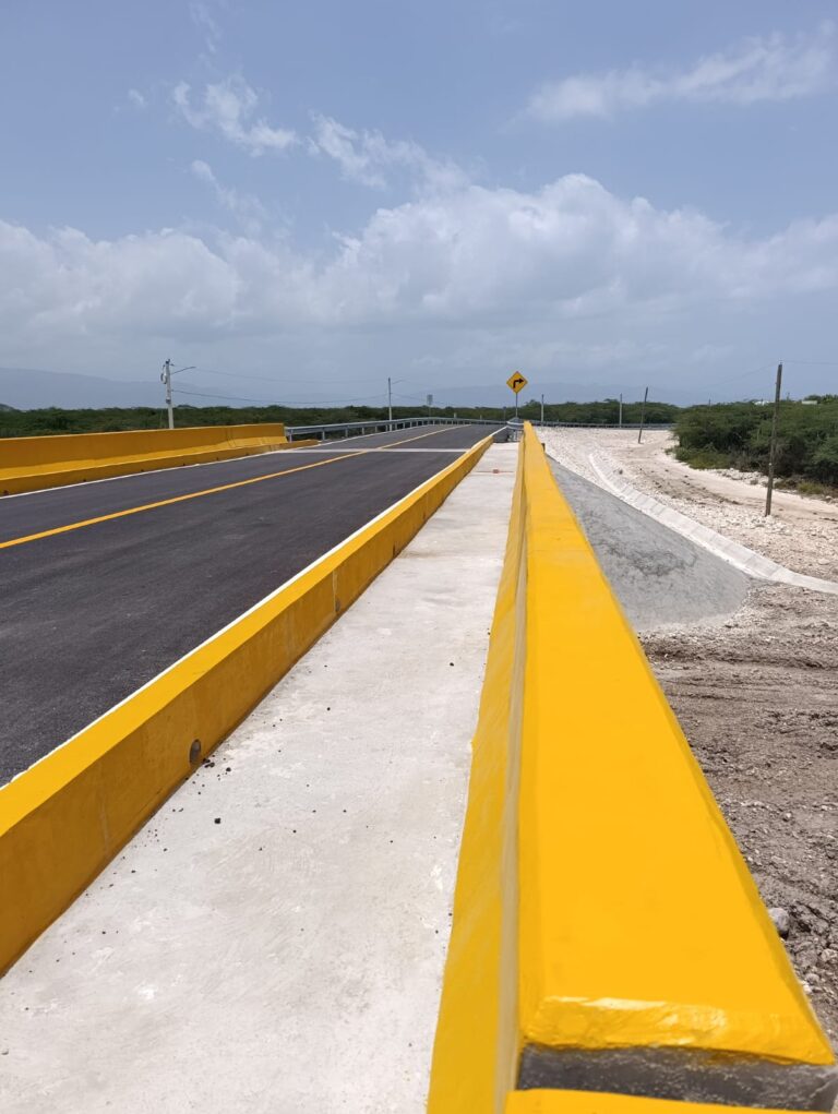 Nueva carretera y puente mejoran acceso a Playa Tortuguero en Azua