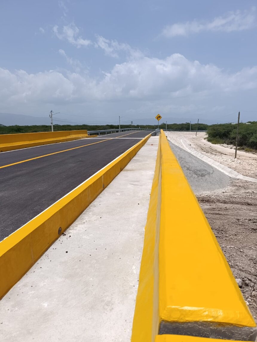 Nueva carretera y puente mejoran acceso a Playa Tortuguero en Azua