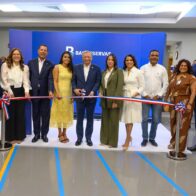El presidente ejecutivo de Banreservas, Leonardo Aguilera, encabeza el corte de cinta durante la inauguración de la nueva oficina comercial en Plaza Paseo 27, acompañado por ejecutivos de la institución, colaboradores e invitados especiales.