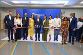 El presidente ejecutivo de Banreservas, Leonardo Aguilera, encabeza el corte de cinta durante la inauguración de la nueva oficina comercial en Plaza Paseo 27, acompañado por ejecutivos de la institución, colaboradores e invitados especiales.