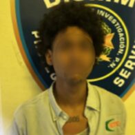 *Policía Nacional apresa hombre por intentar cambiar cheque falso en La Vega* La Vega, R.D.– Fue apresado el nombrado Brailyn Bianel Amonte Laureano, de 19 años, luego de ser detenido por miembros de la Policía Nacional cuando intentaba realizar una transacción con un cheque falso en una entidad bancaria de esta ciudad. De acuerdo con el informe policial, el detenido se presentó a una oficina bancaria con un cheque por la suma de RD$22,280.00, detectándose irregularidades en dicho documento, por lo que fue retenido y posteriormente entregado a las autoridades actuantes. Tras su detención, fue trasladado a la Subdirección Regional de Investigaciones (DICRIM), donde se realizan las diligencias correspondientes para el esclarecimiento del caso.