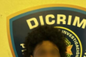 *Policía Nacional apresa hombre por intentar cambiar cheque falso en La Vega* La Vega, R.D.– Fue apresado el nombrado Brailyn Bianel Amonte Laureano, de 19 años, luego de ser detenido por miembros de la Policía Nacional cuando intentaba realizar una transacción con un cheque falso en una entidad bancaria de esta ciudad. De acuerdo con el informe policial, el detenido se presentó a una oficina bancaria con un cheque por la suma de RD$22,280.00, detectándose irregularidades en dicho documento, por lo que fue retenido y posteriormente entregado a las autoridades actuantes. Tras su detención, fue trasladado a la Subdirección Regional de Investigaciones (DICRIM), donde se realizan las diligencias correspondientes para el esclarecimiento del caso.
