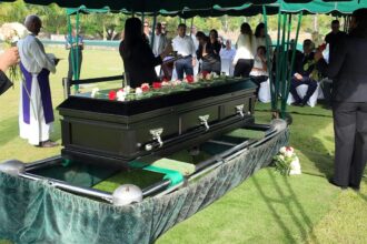 Entre lágrimas y muestras de dolor, sepultan al coreógrafo Iván Tejada en Jardín Memorial