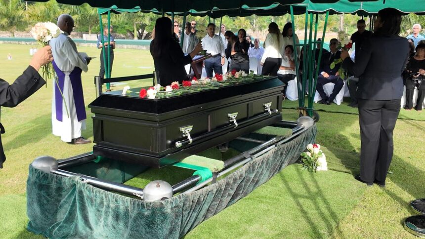 Entre lágrimas y muestras de dolor, sepultan al coreógrafo Iván Tejada en Jardín Memorial