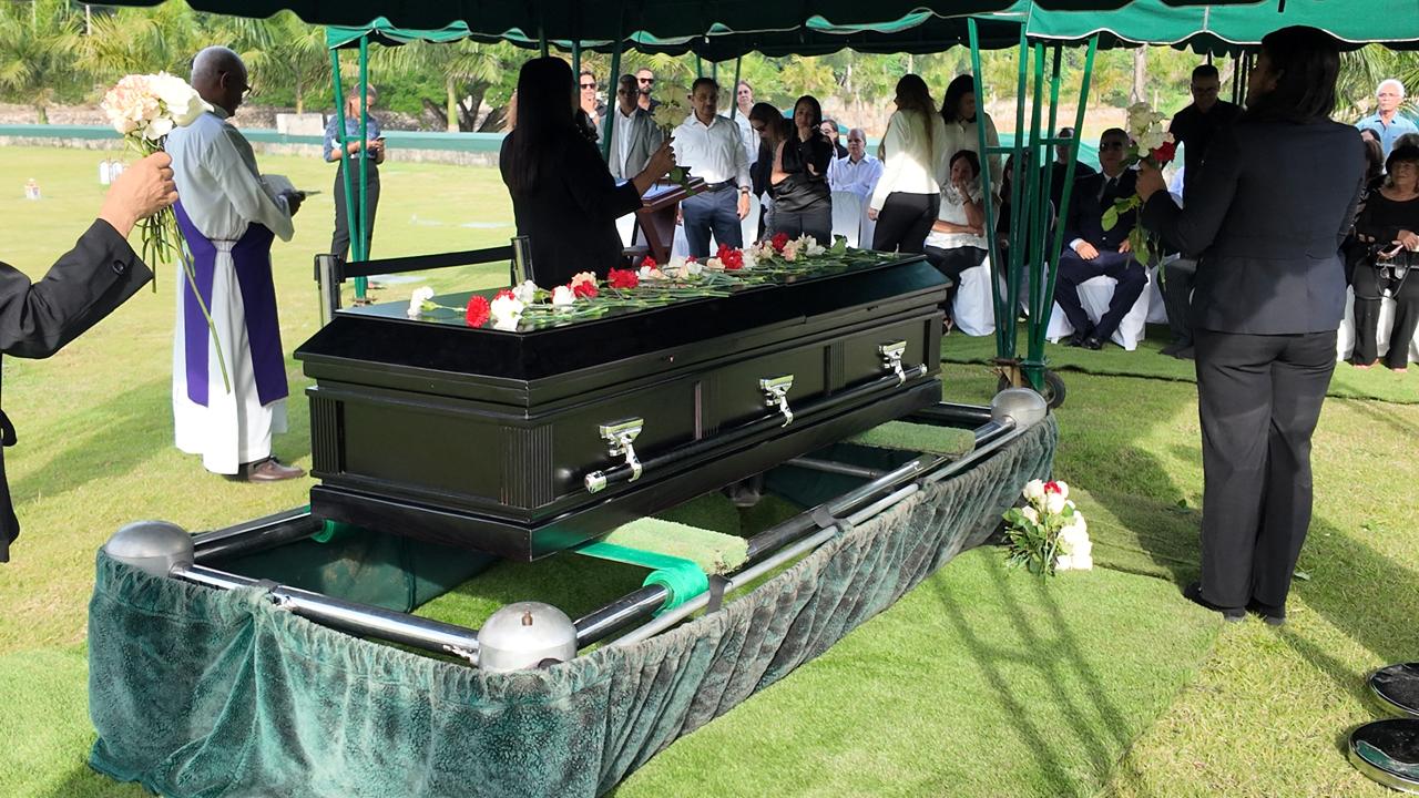 Entre lágrimas y muestras de dolor, sepultan al coreógrafo Iván Tejada en Jardín Memorial