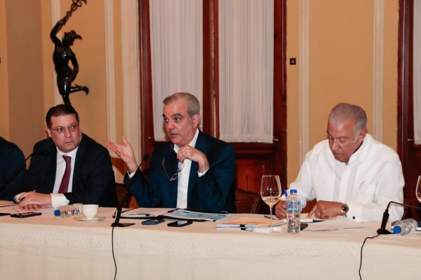 Abinader destaca cooperación con sectores productivos para preservar estabilidad económica