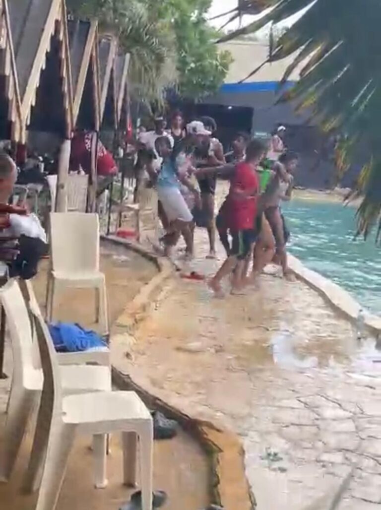 Enfrentamiento a botellazos protagonizan varias personas en piscina de Santiago; al menos siete heridos, incluyendo menores