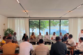 Senador Pedro Tineo fortalece el diálogo con comunicadores para impulsar soluciones en Monte Plata