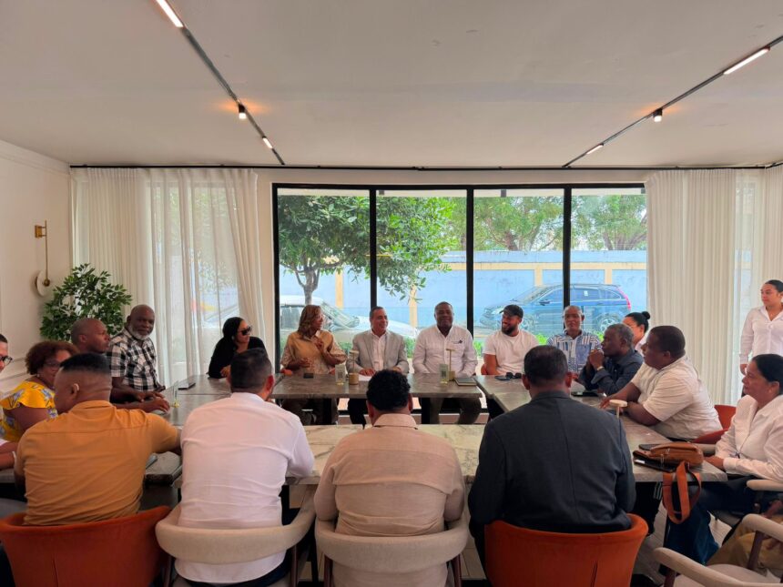 Senador Pedro Tineo fortalece el diálogo con comunicadores para impulsar soluciones en Monte Plata