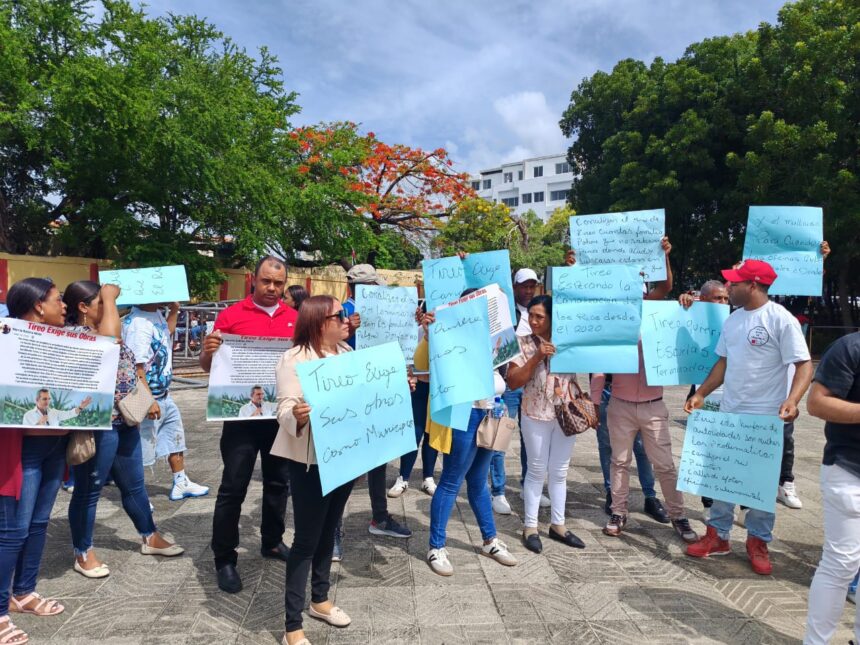 Alcalde del municipio de Tireo encabeza protesta frente al Palacio Nacional en demanda obras prometidas desde 2022