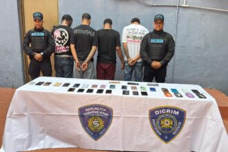 Policía desmantela red que comercializaba celulares robados y recupera 30 equipos