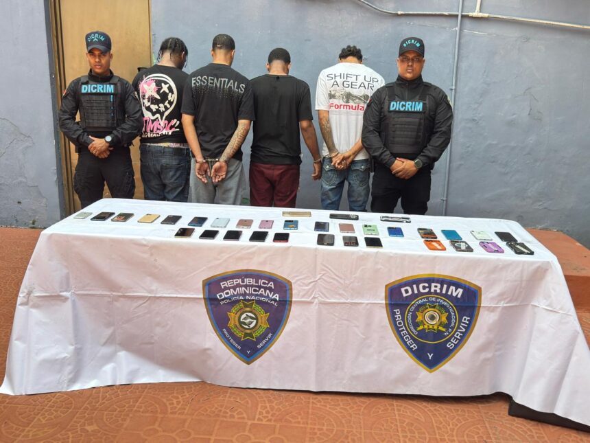 Policía desmantela red que comercializaba celulares robados y recupera 30 equipos