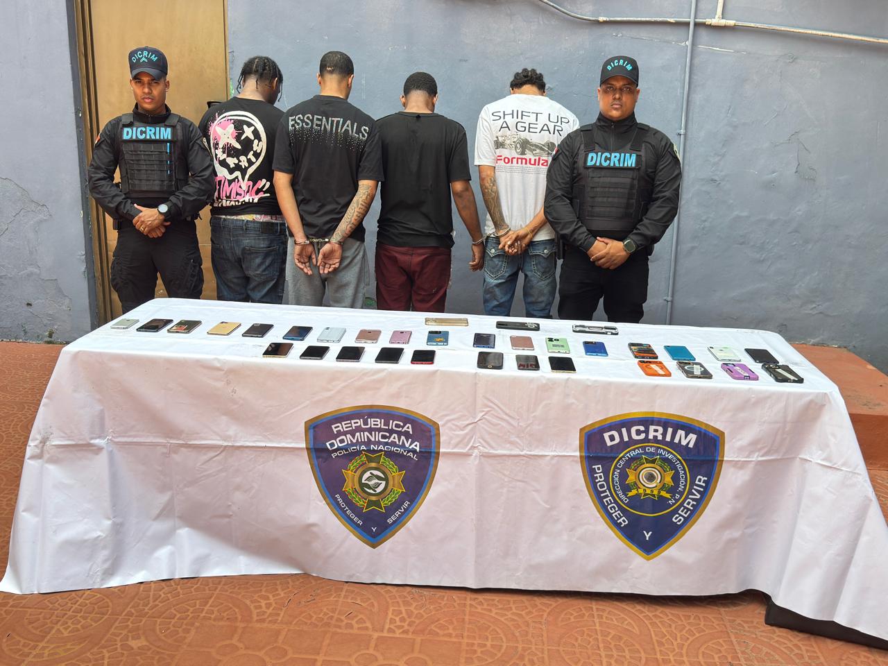 Policía desmantela red que comercializaba celulares robados y recupera 30 equipos