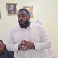 Regidor Caonabo Hubieres denuncia exhumaciones de cadáveres ilegales en cementerios de Bayaguana 
