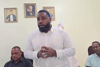 Regidor Caonabo Hubieres denuncia exhumaciones de cadáveres ilegales en cementerios de Bayaguana 