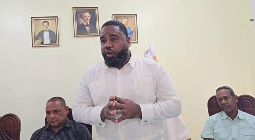 Regidor Caonabo Hubieres denuncia exhumaciones de cadáveres ilegales en cementerios de Bayaguana 