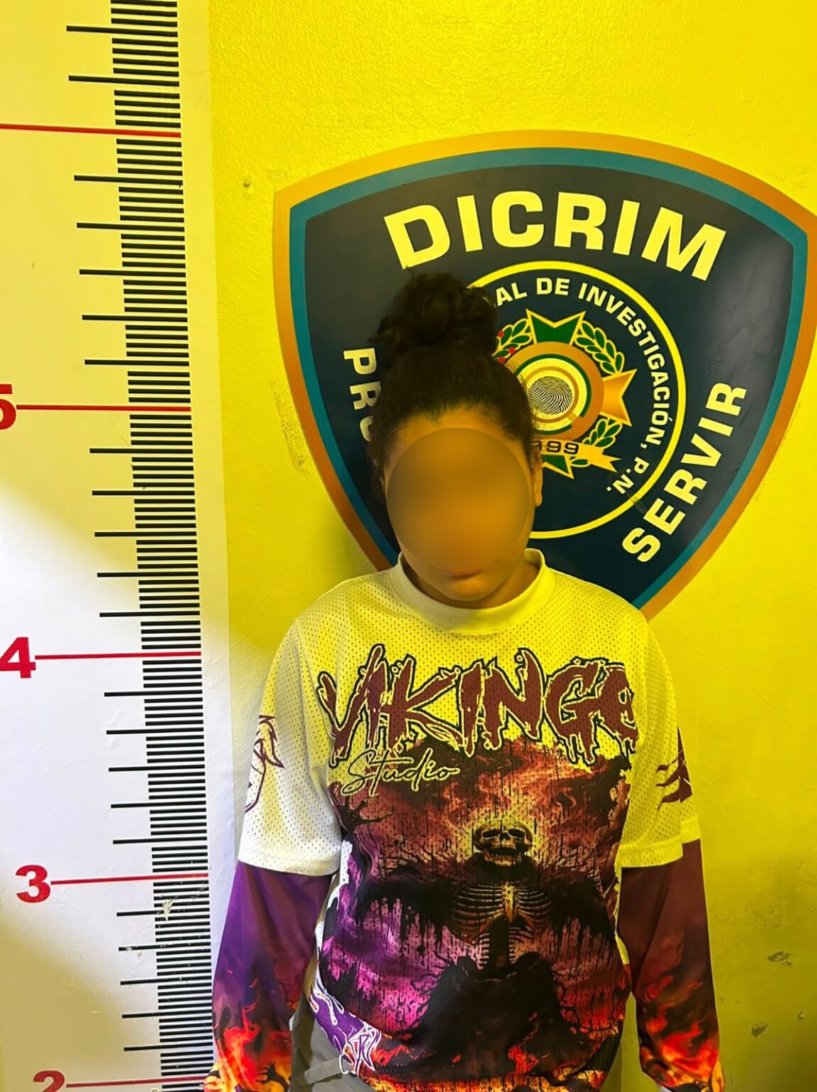 Policía ocupa presunta droga, dinero y equipos en allanamiento en La Vega