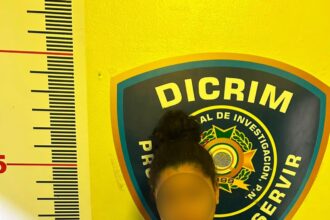 Policía ocupa presunta droga, dinero y equipos en allanamiento en La Vega
