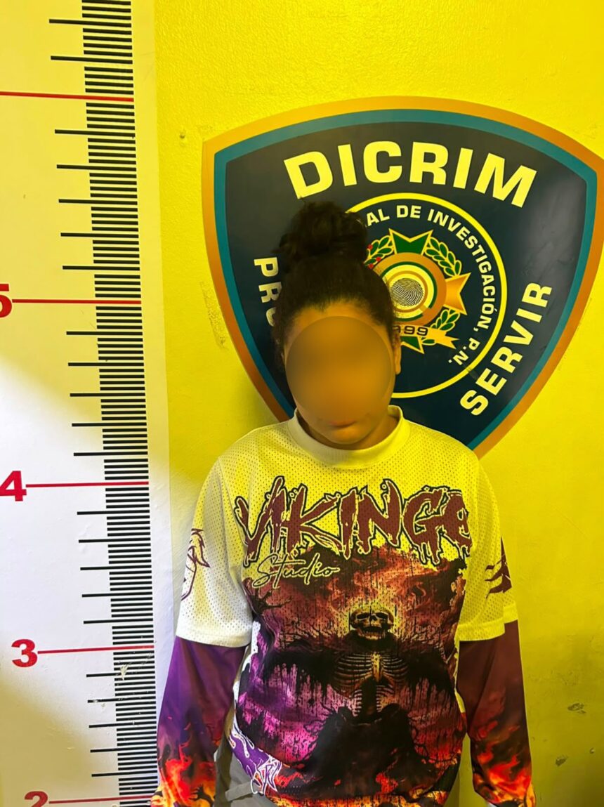 Policía ocupa presunta droga, dinero y equipos en allanamiento en La Vega