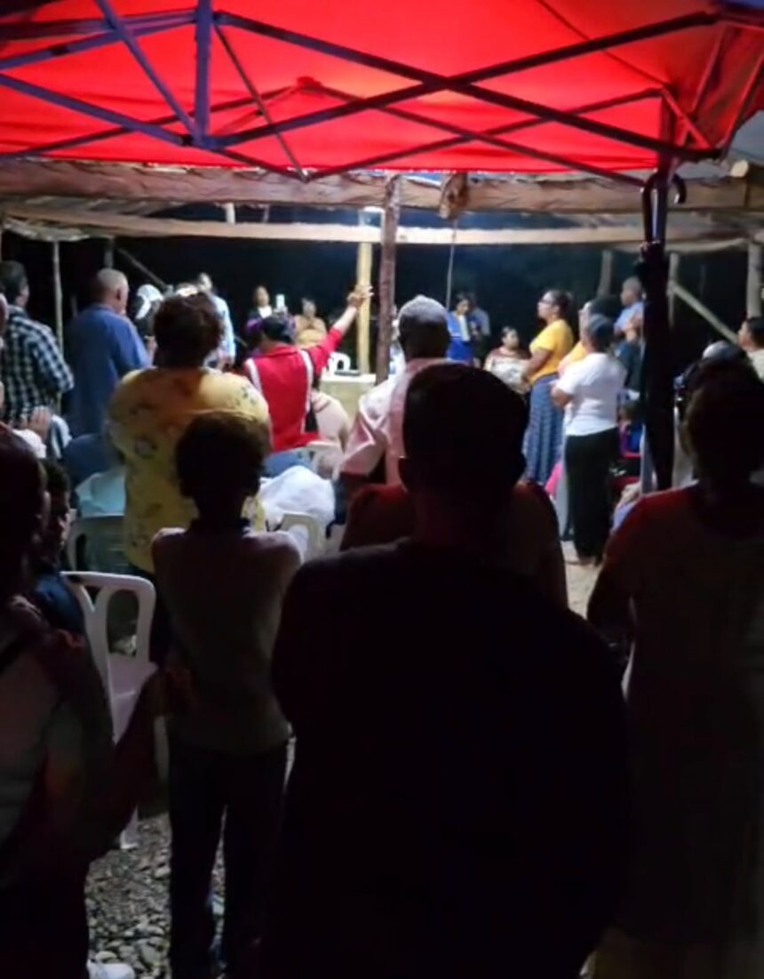 Comunitarios de El Catey realizan culto de adoración en rechazo a planta de valorización