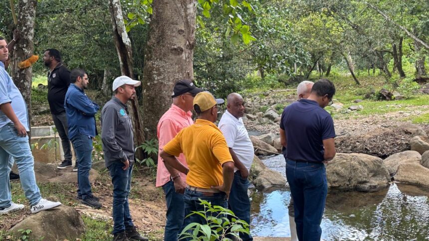 Director de CORAMON supervisa avances del nuevo acueducto y tanque de almacenamiento de Villa Sonador